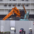 東京都新宿区の工事現場で転倒したクレーン車＝14日午後6時45分