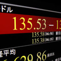 一時1ドル＝135円60銭近辺まで急落した円相場を示すモニター＝15日午前、東京・東新橋