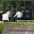 トヨタ自動車の定時株主総会の会場に入る株主ら＝15日午前、愛知県豊田市の本社