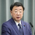 記者会見する松野官房長官＝15日午前、首相官邸