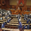 第208通常国会が閉幕し、衆院本会議場を後にする議員＝15日午後