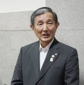 12月の任期満了に伴う知事選への不出馬を表明し、記者団の取材に応じる仁坂吉伸知事＝15日午後、和歌山市