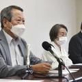 記者会見する（左から）「きのこ会」の長岡義夫会長、小頭症被爆者の川下ヒロエさん＝15日、広島市
