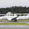 「Z」のロゴマークが描かれた「ジップエア　トーキョー」の機体＝15日午後、成田空港