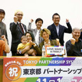 「東京都パートナーシップ宣誓制度」を盛り込んだ改正都人権条例が成立したことを受け、記者会見で喜ぶ杉山文野さん（後列右端）ら＝15日午後、東京都庁