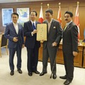 岸防衛相（右から2人目）に提言書を手渡す自民党国防議員連盟の衛藤征士郎会長（左から2人目）ら＝16日午前、防衛省