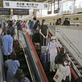 混雑する東海道新幹線のホーム＝5月、JR東京駅