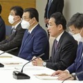 新型コロナウイルス感染症対策本部の会合であいさつする岸田首相（右から2人目）＝17日午前、首相官邸