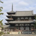 法隆寺の中門（手前）と五重塔＝奈良県斑鳩町