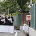 大阪府北部地震から4年となり、高槻市立寿栄小前で献花する浜田剛史市長（前列左から3人目）、松山健次校長（同左端）ら＝18日午前
