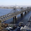 中国・丹東（手前）と北朝鮮・新義州をつなぐ中朝友誼橋（左）（共同）
