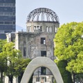 広島市の平和記念公園にある原爆慰霊碑。後方は原爆ドーム＝5月