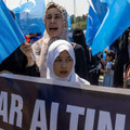 トルコ・イスタンブールの中国総領事館の近くで抗議活動をするウイグル族の女性ら＝5月26日（ロイター＝共同）