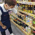 スーパー「アキダイ」の店頭に並ぶ食用油など＝20日午前、東京都練馬区