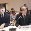 核兵器禁止条約の第1回締約国会議で演説する広島市の松井一実市長。左は長崎市の田上富久市長＝21日、ウィーン（共同）