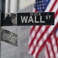 ニューヨーク・ウォール街の標識（AP＝共同）