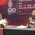 21日、G20財務相・保健相合同会合後に開かれた記者会見で話すインドネシアのムルヤニ財務相（左）＝ジョクジャカルタ（共同）