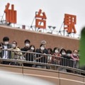 仙台駅前で街頭演説に耳を傾ける人たち＝22日午後