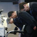 記者会見で謝罪するSMBC日興証券の近藤雄一郎社長（中央）＝24日午後、東京・丸の内