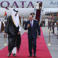 エジプト訪問でシシ大統領（右）に空港で出迎えられるカタールのタミム首長＝24日、カイロ（エジプト大統領府提供・AP＝共同）