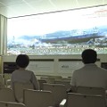 閉館の日を迎えた津波体験館で映像を見る来館者＝26日午後、宮城県気仙沼市