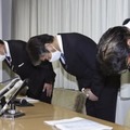記者会見で謝罪する「BIPROGY」の平岡昭良社長（左）ら＝24日午後、兵庫県尼崎市