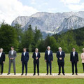 G7サミットで記念撮影に臨む（左から）EUのミシェル大統領、イタリアのドラギ首相、カナダのトルドー首相、フランスのマクロン大統領、ドイツのショルツ首相、米国のバイデン大統領、英国のジョンソン首相、岸田首相、EUのフォンデアライエン欧州委員長＝26日、ドイツ南部エルマウ（代表撮影・共同）