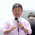 街頭演説で集まった人たちに支持を訴える自民党の茂木幹事長＝27日午前、水戸市