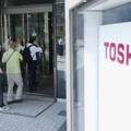 東芝の株主総会会場に向かう人たち＝28日午前、東京都新宿区