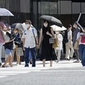東京・銀座の交差点を横断する人たち＝28日午後