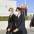 スペイン・マドリードに到着した岸田首相（手前）＝28日（代表撮影・共同）