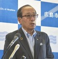 記者会見する広島市の松井一実市長＝29日午後、広島市役所