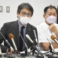 京都新聞HDの元相談役らの告発状を京都地検に提出し、記者会見した同紙社員の日比野敏陽さん（左）ら＝29日午後、京都市