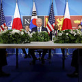 日米韓首脳会談に臨む（右から）岸田首相、バイデン米大統領、尹錫悦韓国大統領＝29日、スペイン・マドリード（ロイター＝共同）