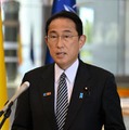 日米韓首脳会談などを終え、スペイン・マドリードで記者団の取材に応じる岸田首相＝29日（代表撮影・共同）