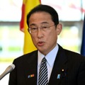 日米韓首脳会談などを終え、スペイン・マドリードで記者団の取材に応じる岸田首相＝29日（代表撮影・共同）