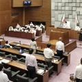 百条委の調査報告書を可決した兵庫県明石市議会の本会議＝30日午前