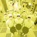 3ナノメートルの半導体の量産を喜ぶサムスン電子のスタッフら＝韓国・華城（同社提供、共同）