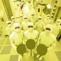 3ナノメートルの半導体の量産を喜ぶサムスン電子のスタッフら＝韓国・華城（同社提供、共同）
