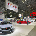 ニューヨーク国際自動車ショーのホンダやトヨタ自動車のブース＝2019年4月、米ニューヨーク（共同）