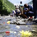 川に花流し、犠牲者悼む 画像