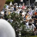 参院選の選挙戦で最後の日曜を迎え、街頭演説に耳を傾ける人たち＝3日午後、京都市