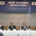 4日、日韓財界団体の首脳会合に参加する経団連の十倉雅和会長（中央左）と全経連の許昌秀会長（同右）＝ソウル（共同）