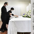 西日本豪雨から4年となり、広島市安佐北区役所で行われた追悼式で献花する参列者＝6日午前