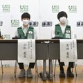 ウクライナ避難民を支援するボランティア活動を振り返る上智大4年の恩田泰成さん（右から2人目）ら＝7日午後、東京都内