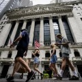 8日、ニューヨーク証券取引所の前を歩く人たち（AP＝共同）
