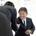 当選を確実にした候補者とタッチする自民党の茂木幹事長＝10日午後9時33分、東京・永田町の党本部