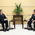 安倍晋三元首相の死去を受け、ブリンケン米国務長官（左）から表敬を受ける岸田首相＝11日午前、首相官邸（内閣広報室提供）