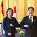 会談前、撮影に応じる林外相（右）とドイツのベーアボック外相＝11日午前、東京都港区（代表撮影）