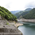 群馬県側の下部のダム＝11日午後、上野村